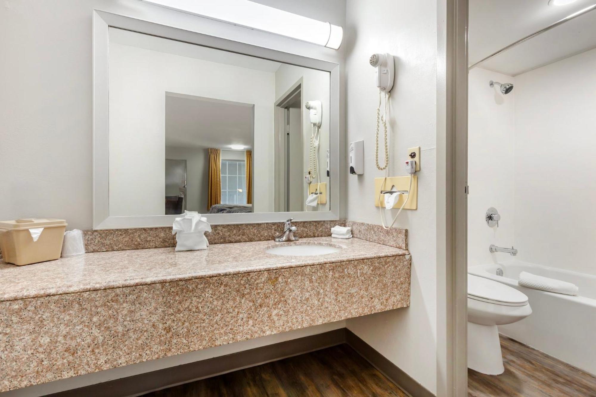 Red Roof Inn Дън Екстериор снимка