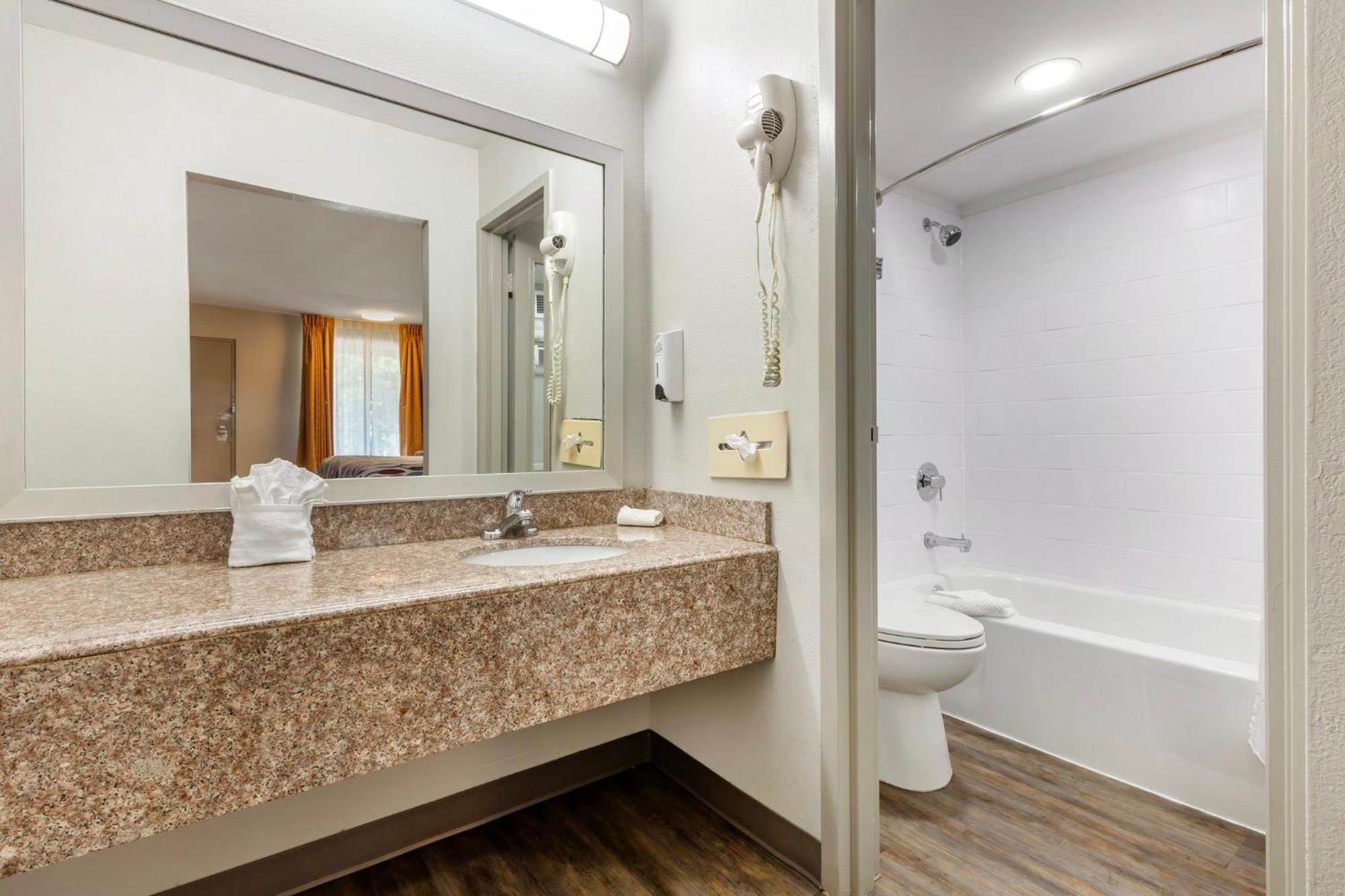 Red Roof Inn Дън Екстериор снимка